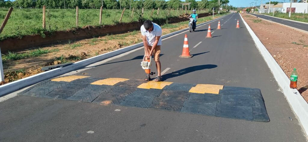 Feitos de pneus, quebra-molas ecológicos são instalados em dez pontos da cidade