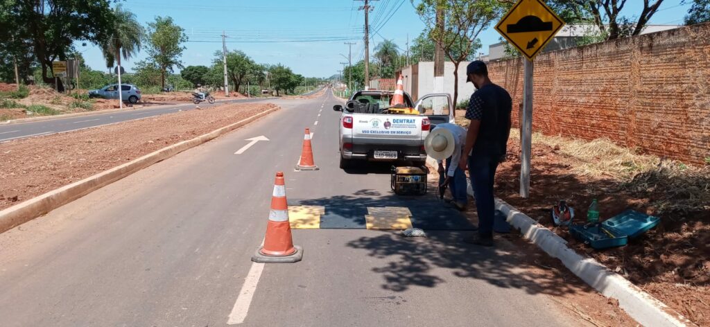 Feitos de pneus, quebra-molas ecológicos são instalados em dez pontos da cidade