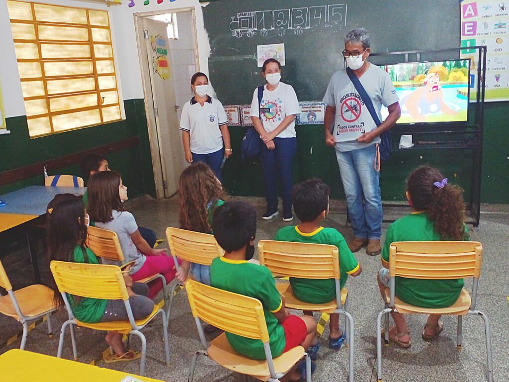 Agentes de endemias realizam palestras sobre dengue nas escolas