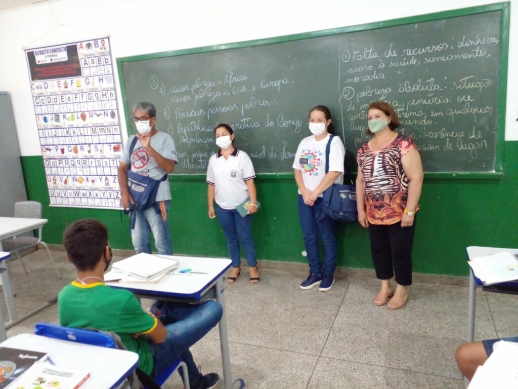 Agentes de endemias realizam palestras sobre dengue nas escolas
