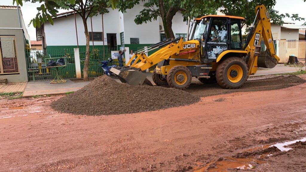 Secretaria de Obras realiza limpeza de ruas e lotes