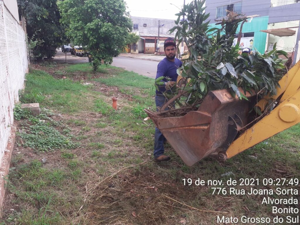 Secretaria de Obras realiza limpeza de ruas e lotes