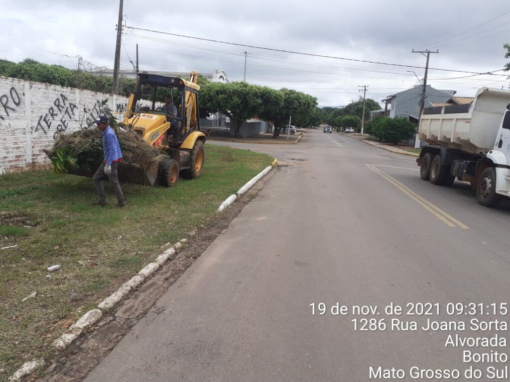 Secretaria de Obras realiza limpeza de ruas e lotes