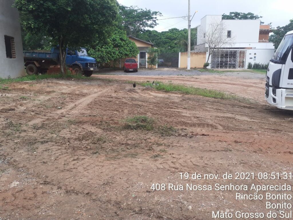 Secretaria de Obras realiza limpeza de ruas e lotes