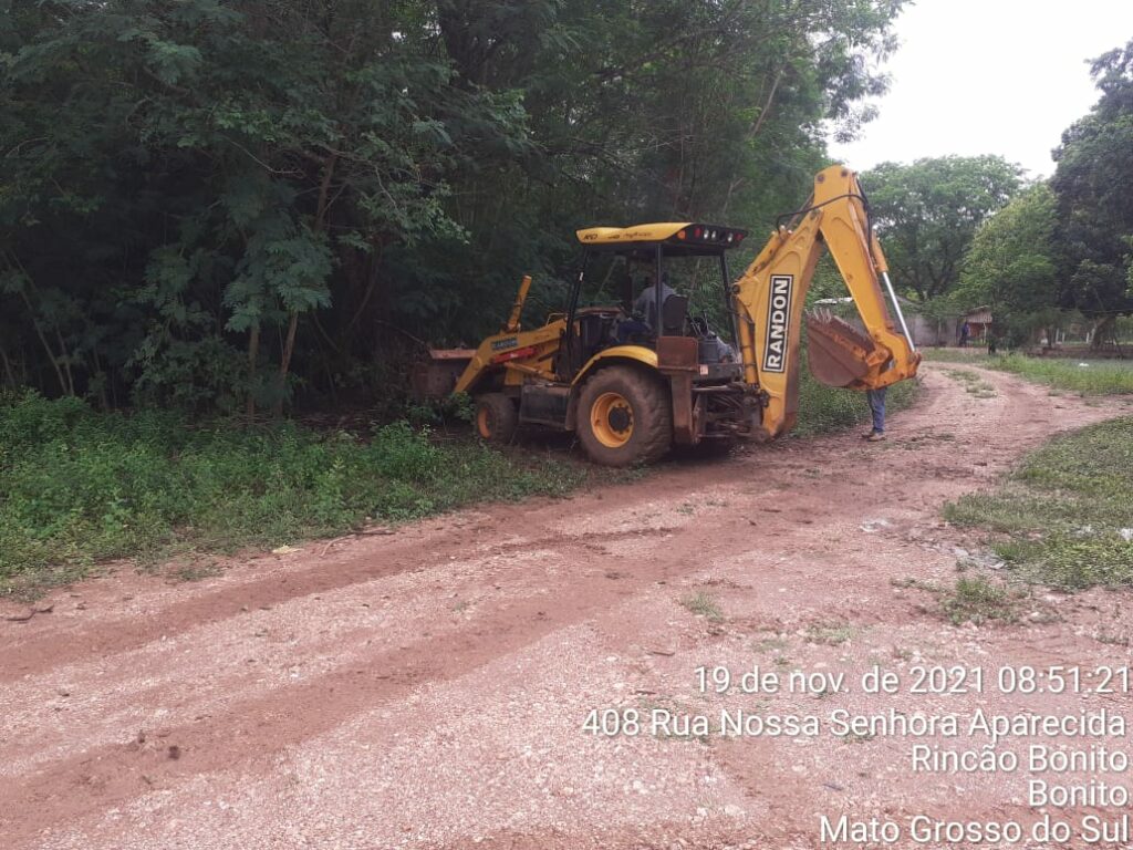 Secretaria de Obras realiza limpeza de ruas e lotes