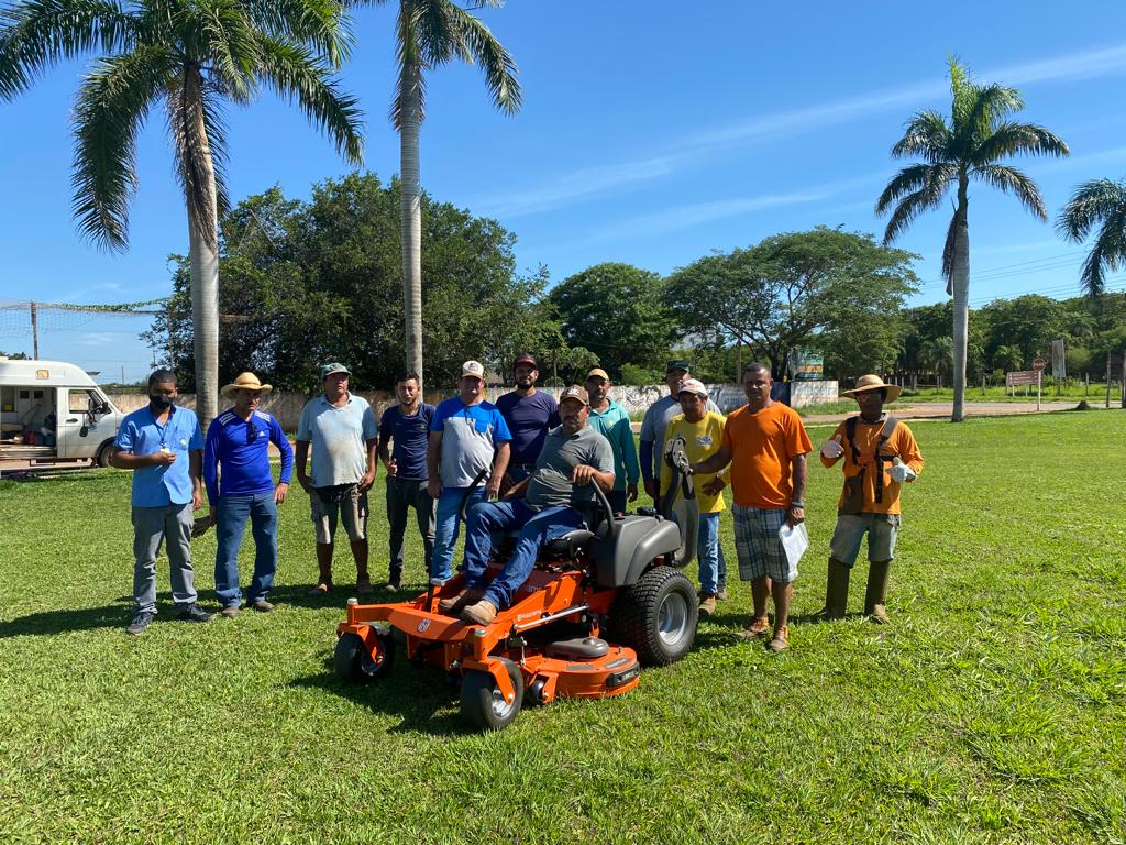 Prefeitura adquire trator cortador de grama para manutenção de praças e canteiros Prefeitura adquire trator cortador de grama para manutenção de praças e canteiros
