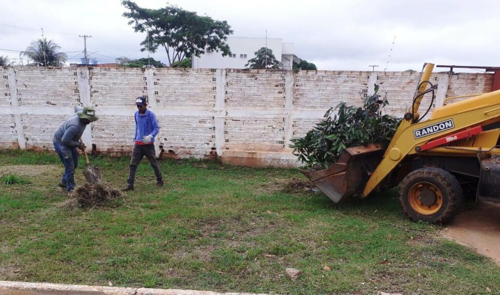Secretaria de Obras realiza limpeza de ruas e lotes