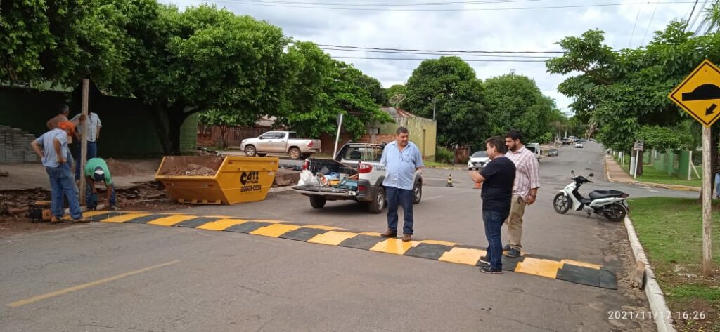 Feitos de pneus, quebra-molas ecológicos são instalados em dez pontos da cidade