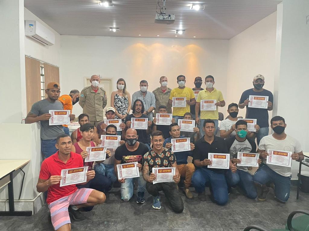 Guarda-vidas concluem curso de atualização de técnicas de salvamento e primeiros-socorros