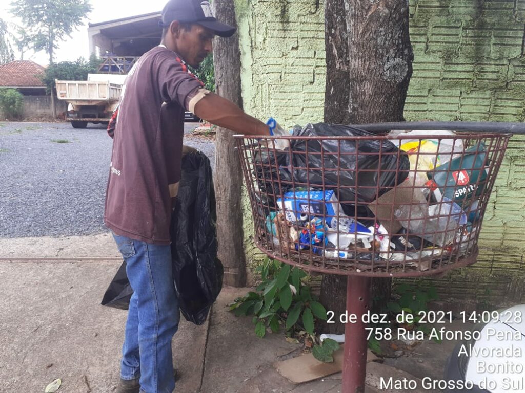 Secretaria realiza limpeza urbana e pede conscientização da população