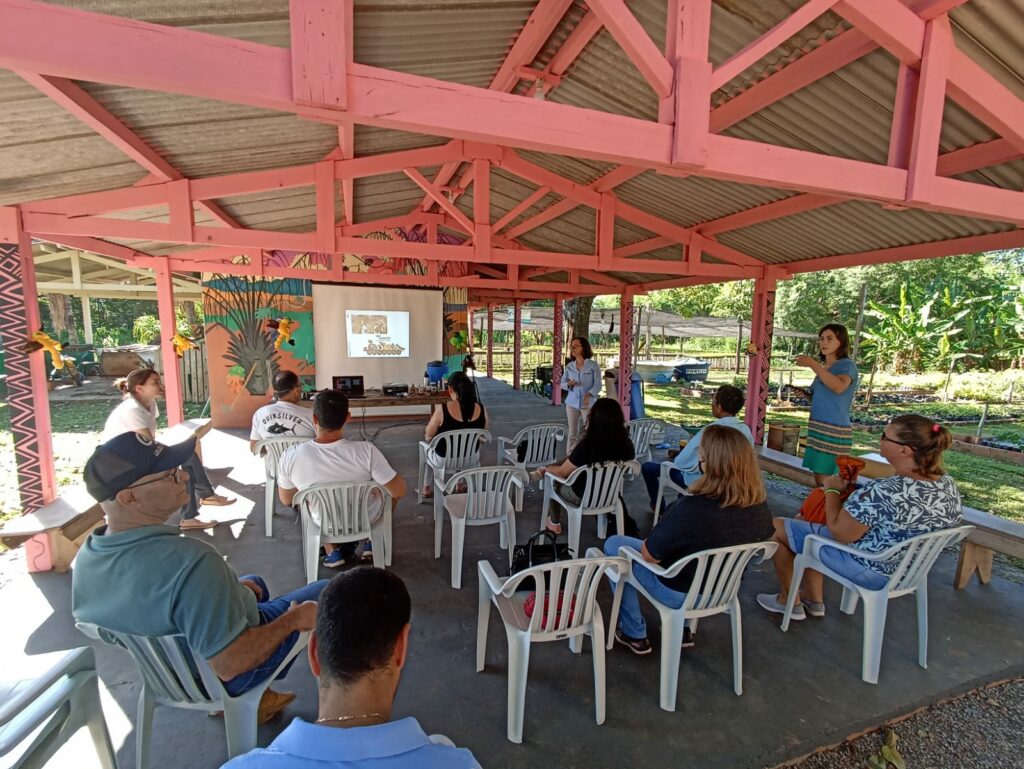 Viveiro Municipal recebe curso gratuito sobre cultivo do mel com abelhas sem ferrão