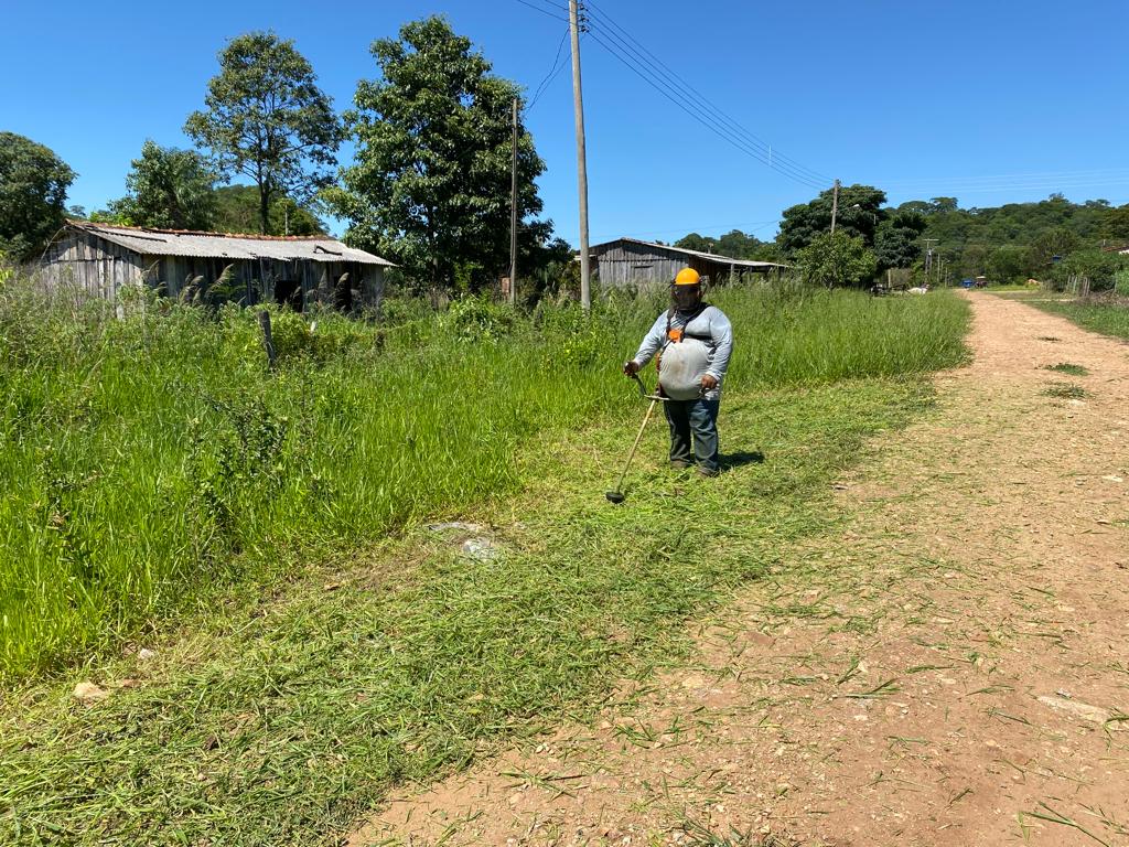 Obras realiza limpeza e roçada no Assentamento Guaicurus