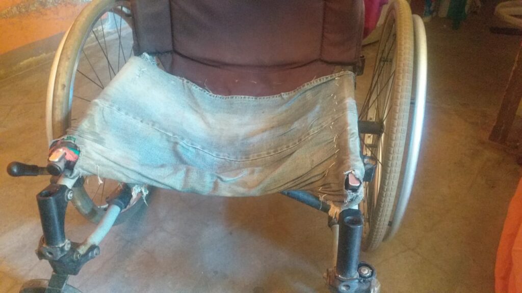 Município atende moradora com cadeira de rodas especial