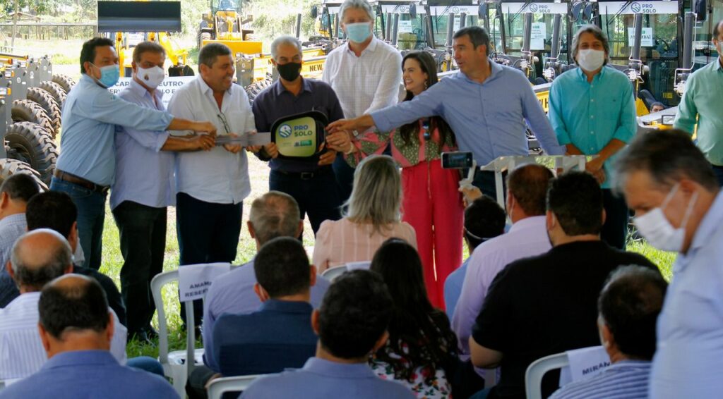 Bonito recebe motoniveladora para manutenção de estradas e conservação do solo e água