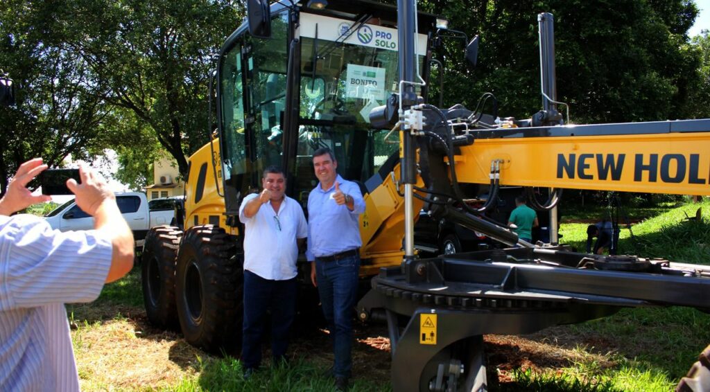 Bonito recebe motoniveladora para manutenção de estradas e conservação do solo e água
