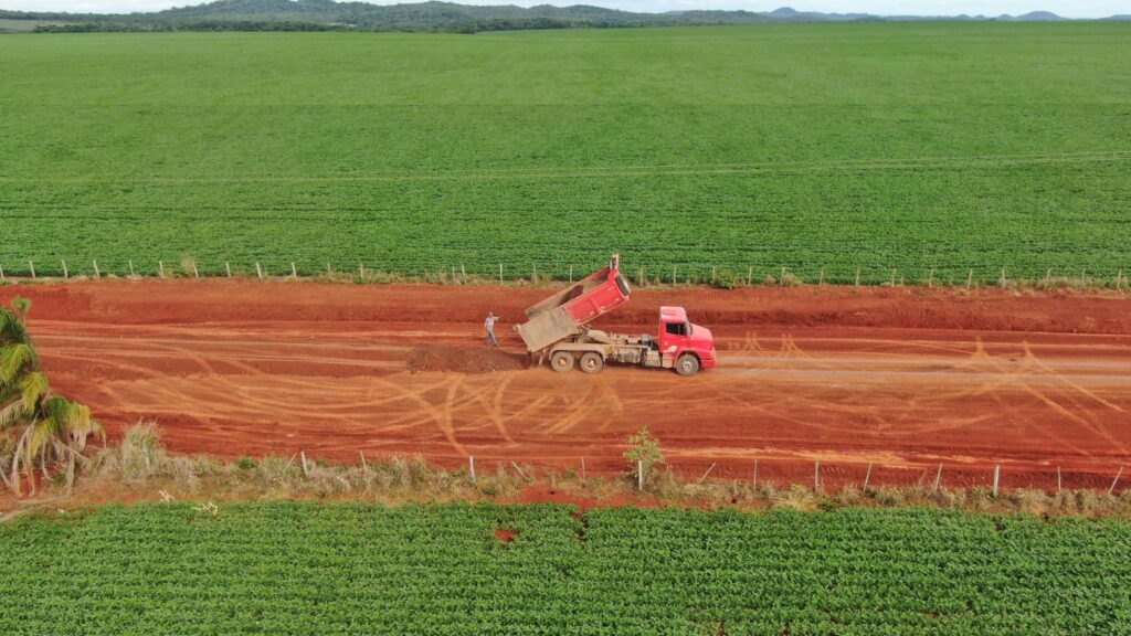 Prefeitura realiza obras de conservação e adequação ambiental na estrada do brejão