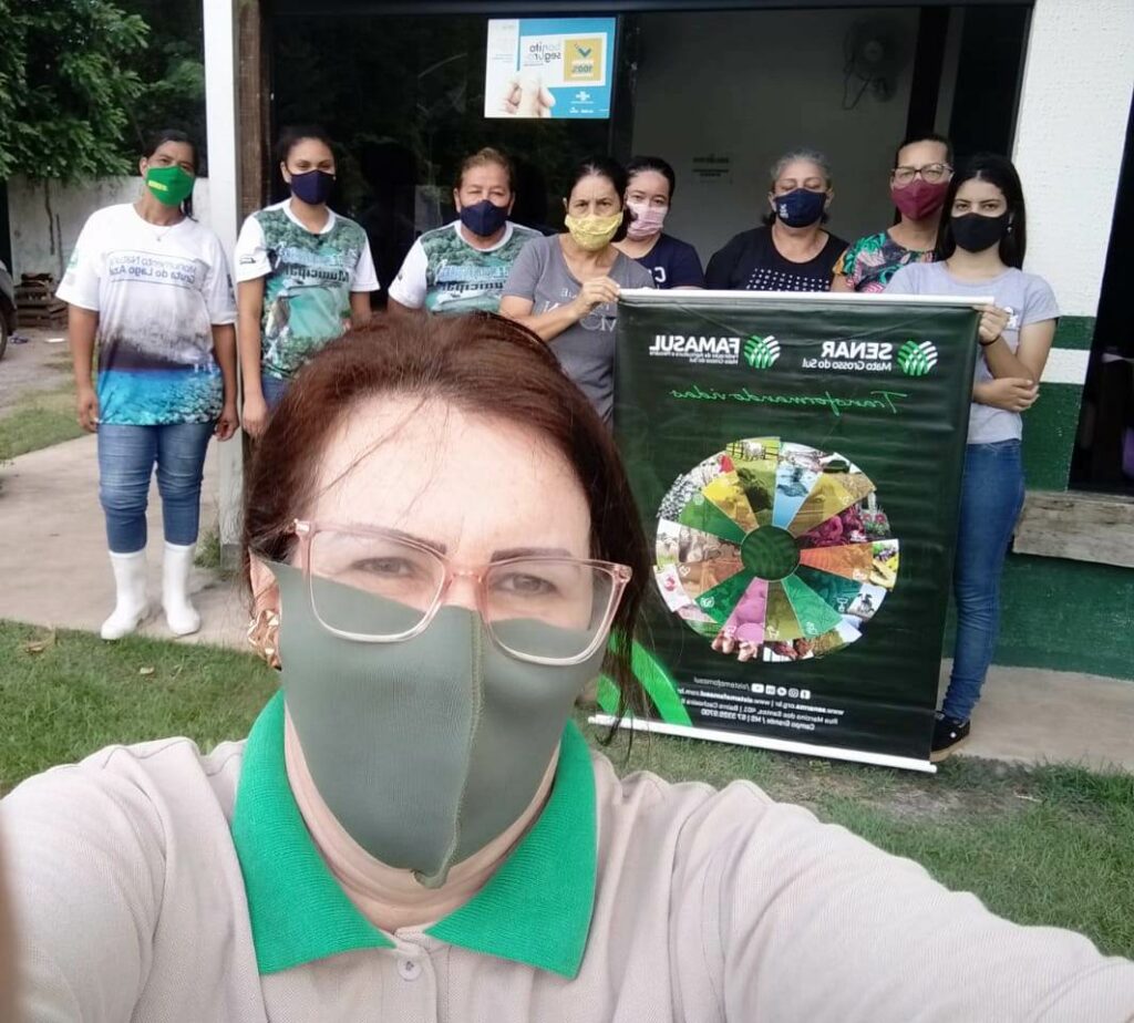 Mulheres participam de curso de Confeitaria de Bolos e Biscoitos no Balneário Municipal