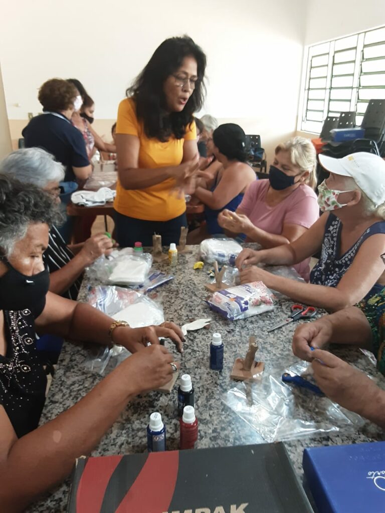 Usuárias do CRAS participam de oficinas em parceria com a Associação dos Artesãos de Bonito