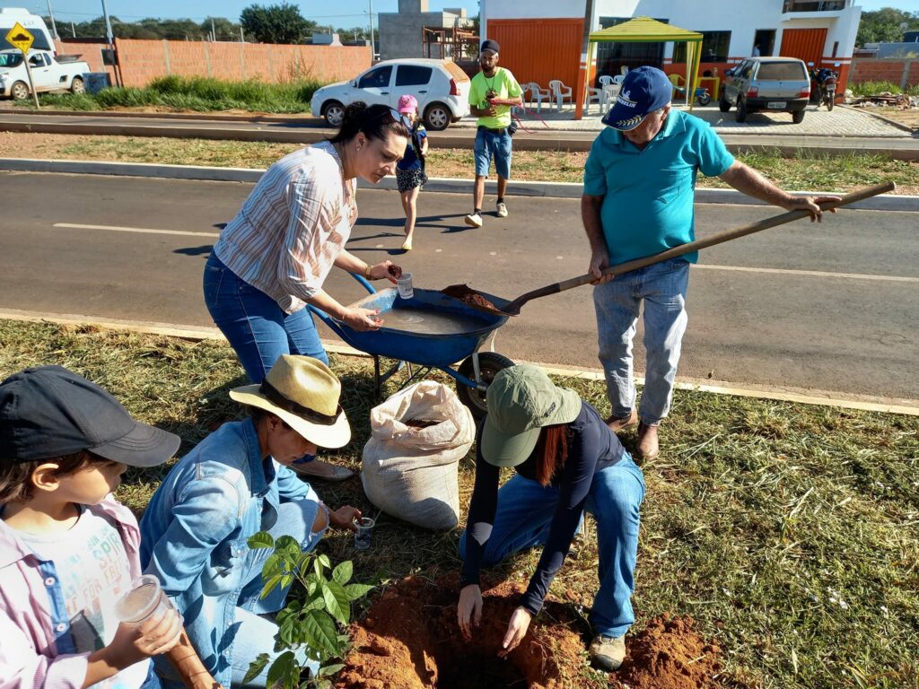 Em 'Dia do Plantio Urbano' mais de 100 mudas de espécies nativas foram plantas da Rodovia do Turismo
