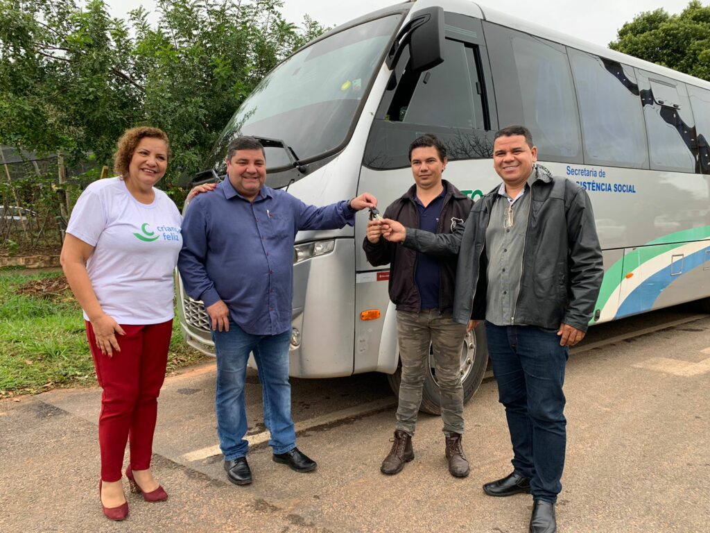 Assistência Social recebe veículo do Programa Criança Feliz e ônibus do Município