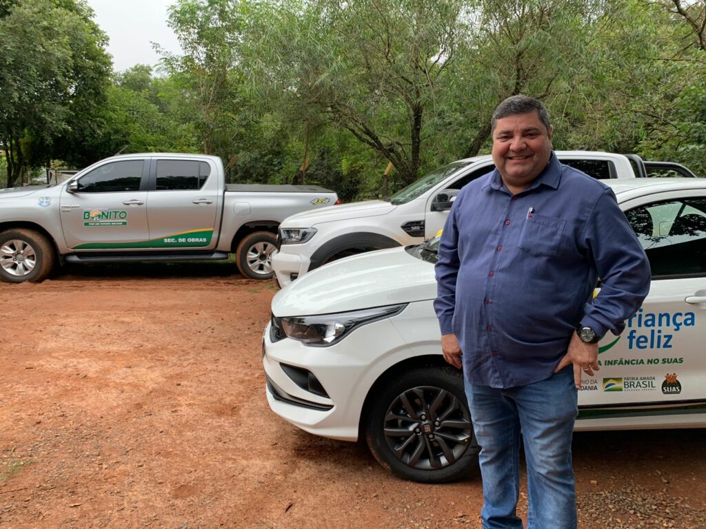 Gabinete recebe nova caminhonete e veículo antigo é realocado para Secretaria de Obras