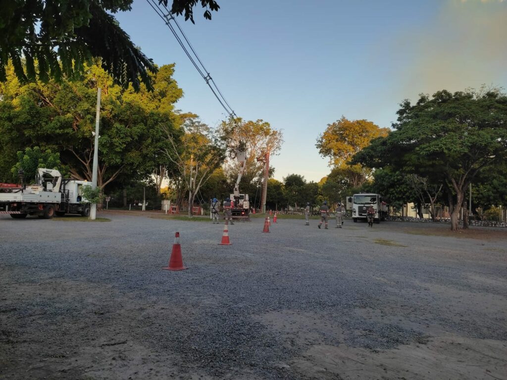 Rede elétrica do Balneário Municipal recebe melhorias, com troca e realocação de fiação