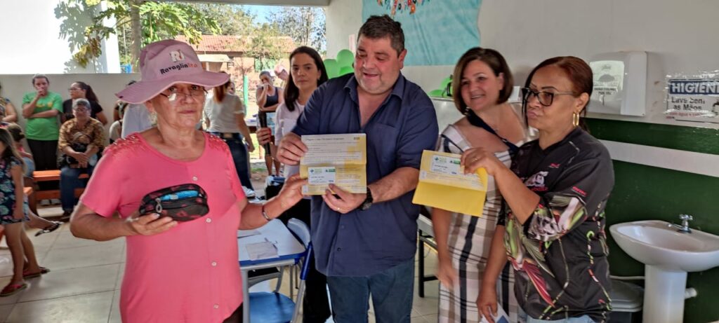 Famílias do Águas do Miranda recebem cartões do Mais Social