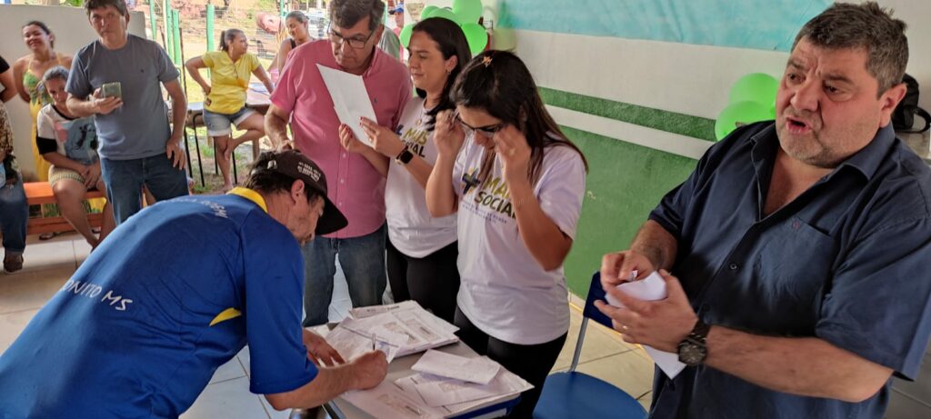 Famílias do Águas do Miranda recebem cartões do Mais Social