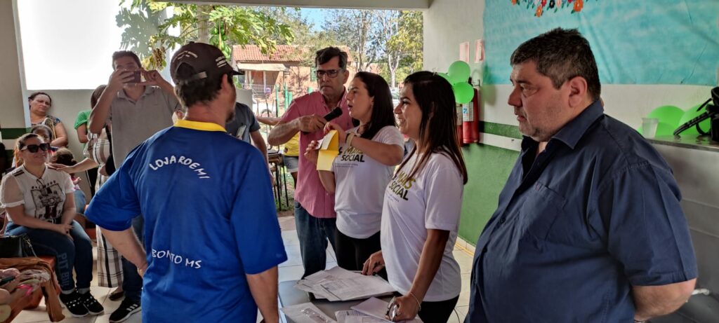 Famílias do Águas do Miranda recebem cartões do Mais Social