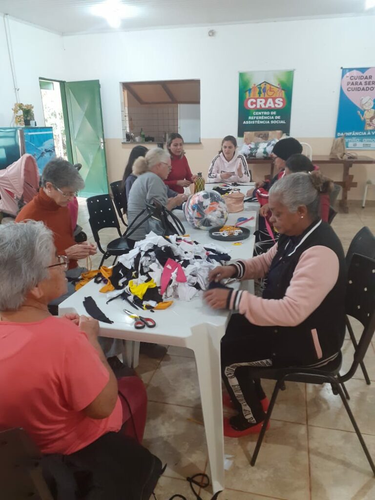 Com apoio do CRAS, grupo 'Mulheres que Criam' ganha espaço na Feira do Artesão