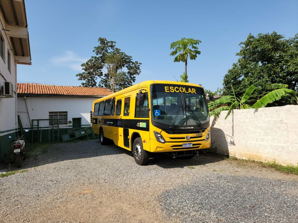 Novo ônibus entregue pelo Estado vai atender região do Quati Novo ônibus entregue pelo Estado vai atender região do Quati