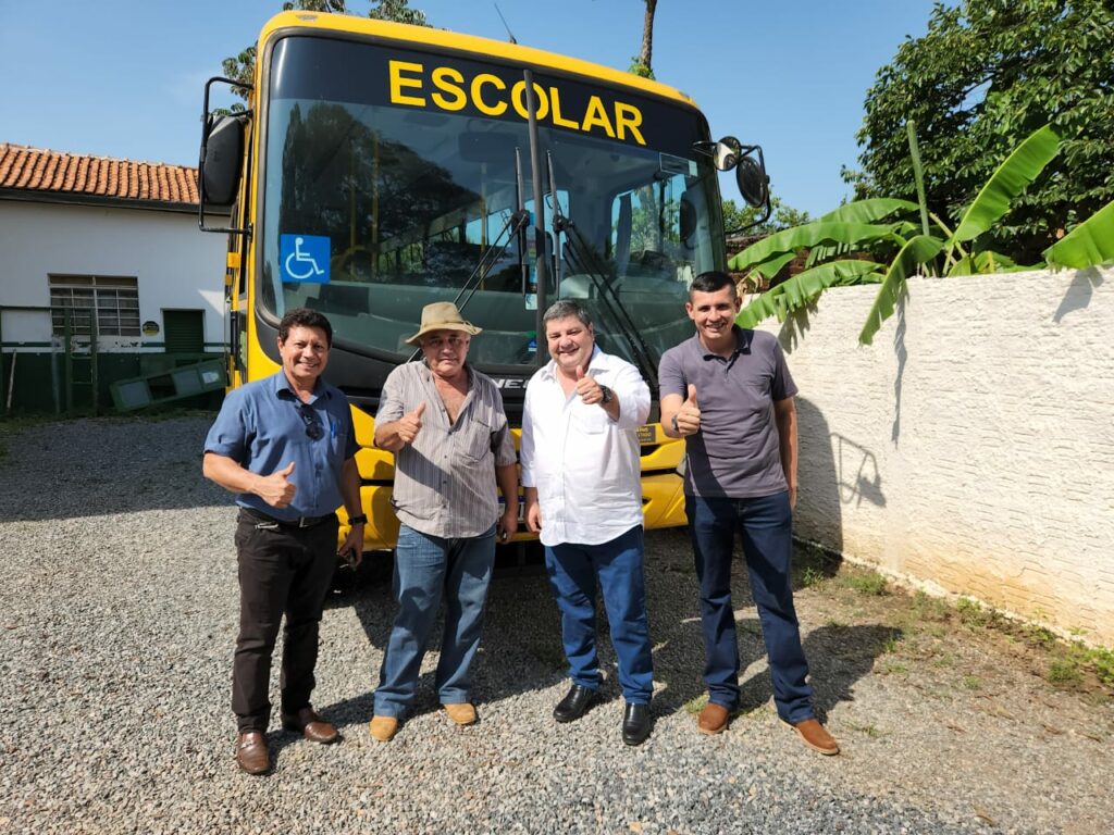 Novo ônibus entregue pelo Estado vai atender região do Quati