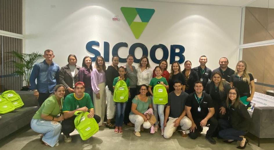 Estudantes de Escolas Municipais participam de concurso cultural promovido pelo Sicoob