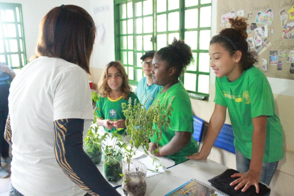 Alunos do Distrito Águas do Miranda participam de atividades do Programa de Educação Ambiental