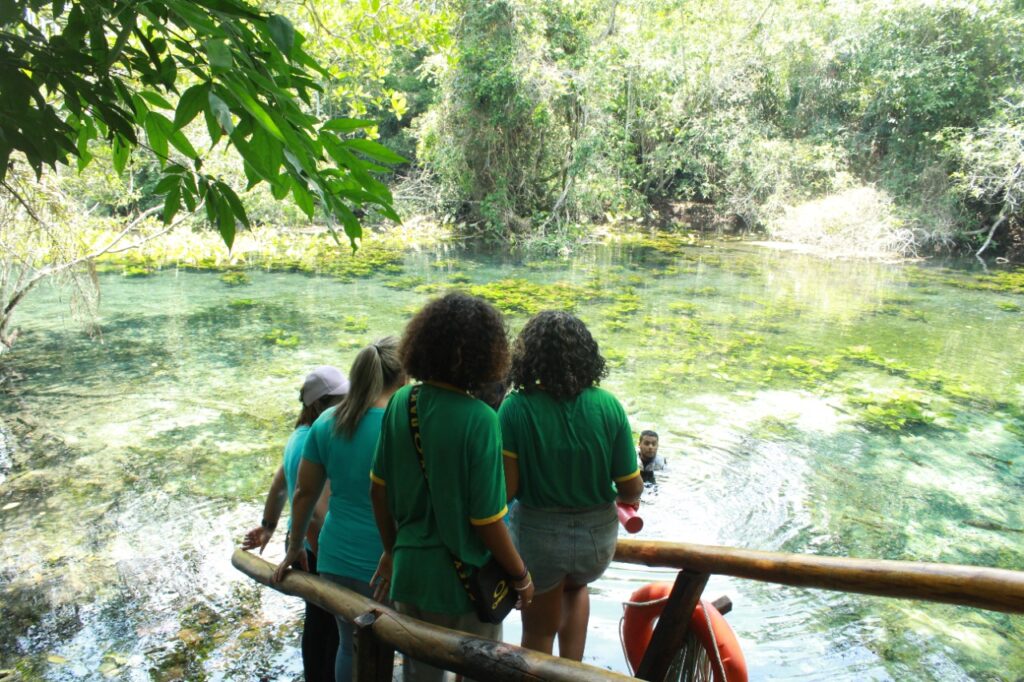 Alunos do Distrito Águas do Miranda participam de visita técnica a projetos ambientais de Bonito