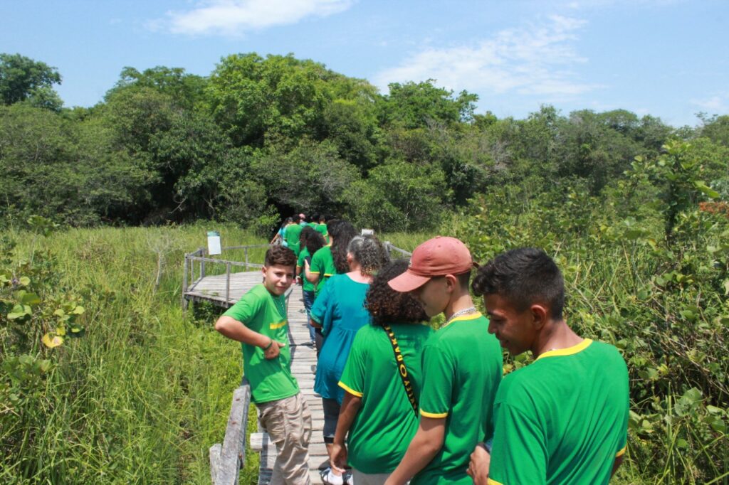 Alunos do Distrito Águas do Miranda participam de visita técnica a projetos ambientais de Bonito