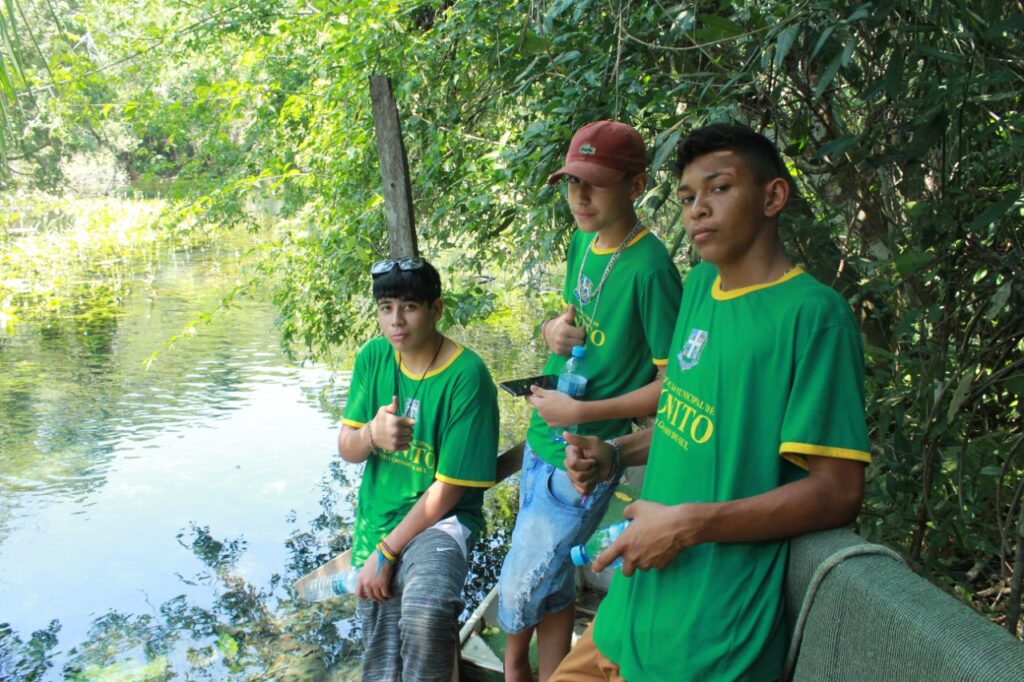 Alunos do Distrito Águas do Miranda participam de visita técnica a projetos ambientais de Bonito