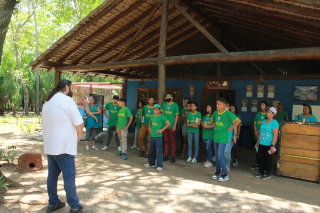 Alunos do Distrito Águas do Miranda participam de visita técnica a projetos ambientais de Bonito