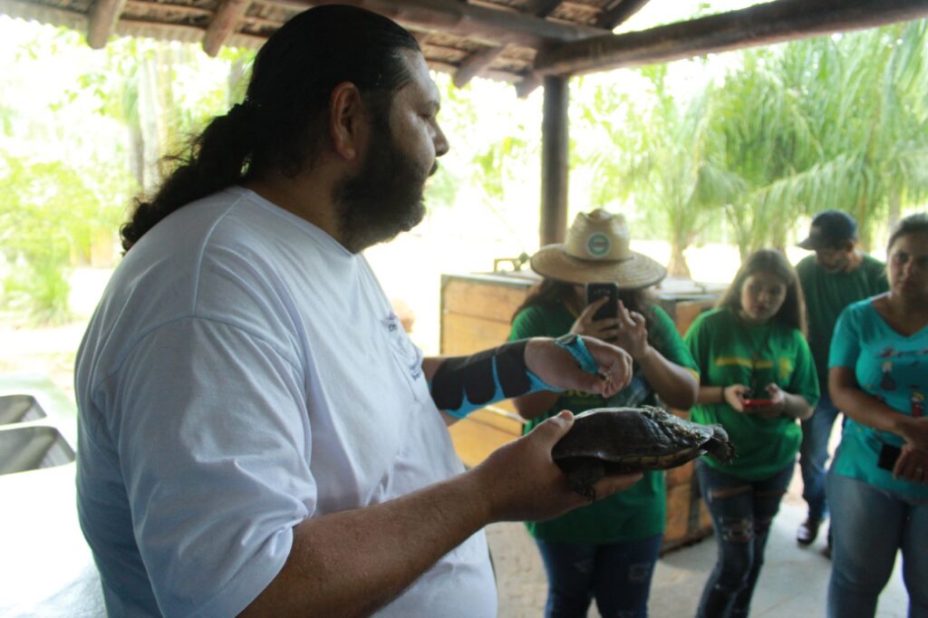 Alunos do Distrito Águas do Miranda participam de visita técnica a projetos ambientais de Bonito