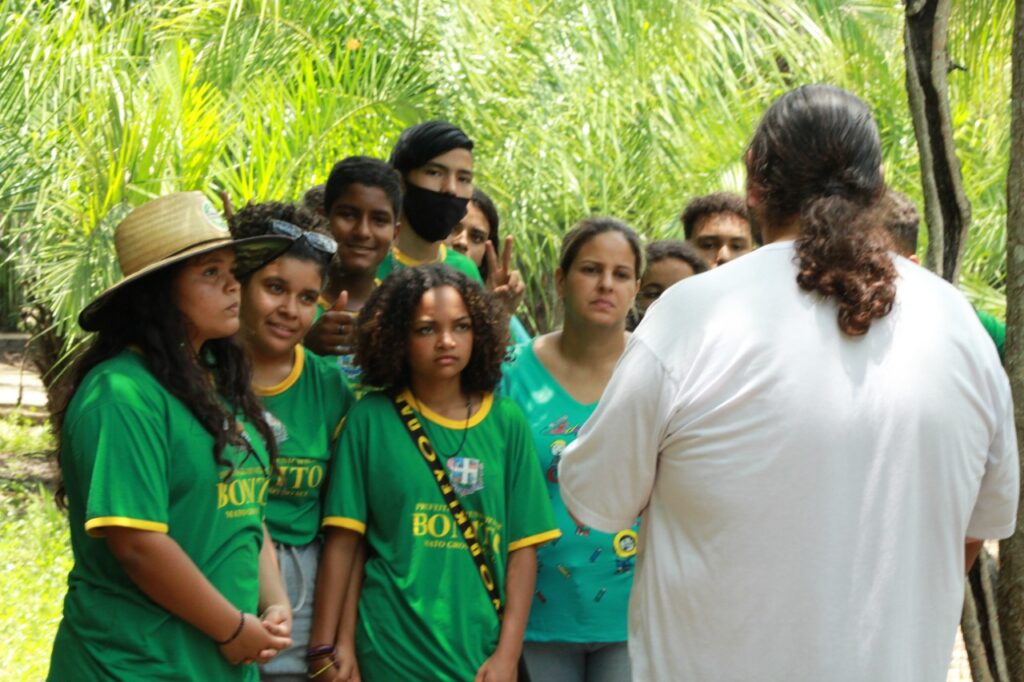 Alunos do Distrito Águas do Miranda participam de visita técnica a projetos ambientais de Bonito