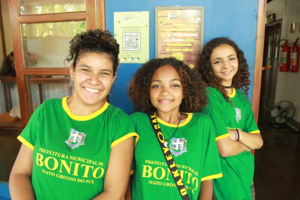 Alunos do Distrito Águas do Miranda participam de visita técnica a projetos ambientais de Bonito