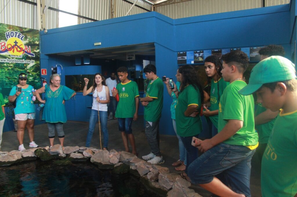 Alunos do Distrito Águas do Miranda participam de visita técnica a projetos ambientais de Bonito