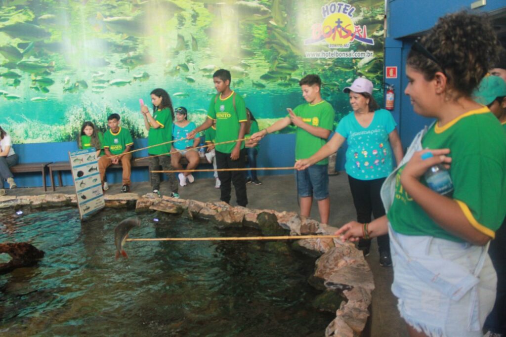 Alunos do Distrito Águas do Miranda participam de visita técnica a projetos ambientais de Bonito