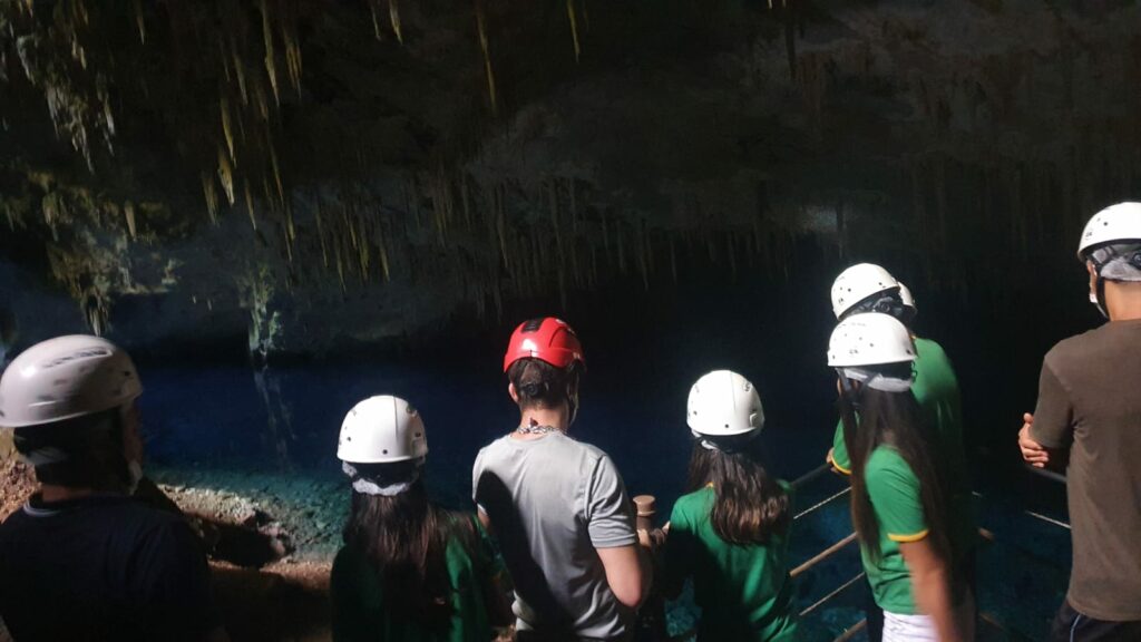 Alunos da Rede Municipal de Ensino visitam Gruta do Lago Azul