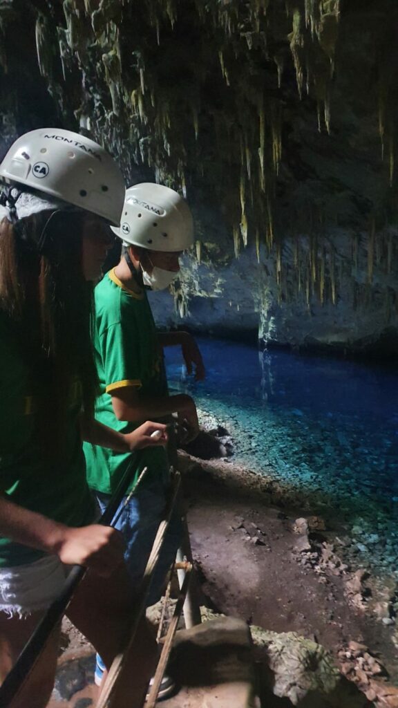Alunos da Rede Municipal de Ensino visitam Gruta do Lago Azul