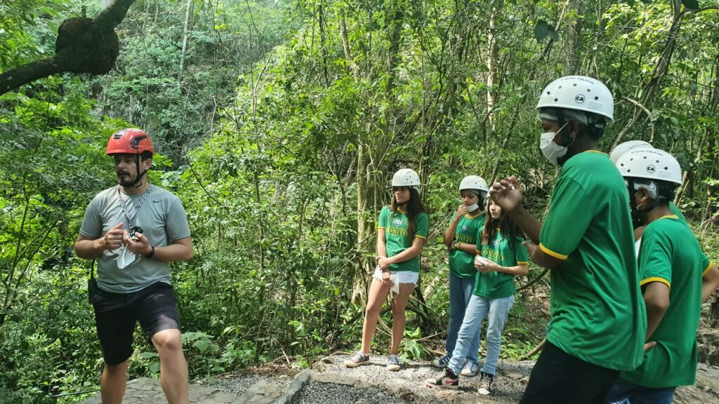 Alunos da Rede Municipal de Ensino visitam Gruta do Lago Azul