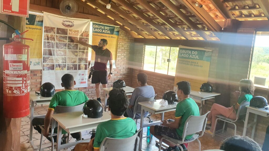 Alunos da Rede Municipal de Ensino visitam Gruta do Lago Azul