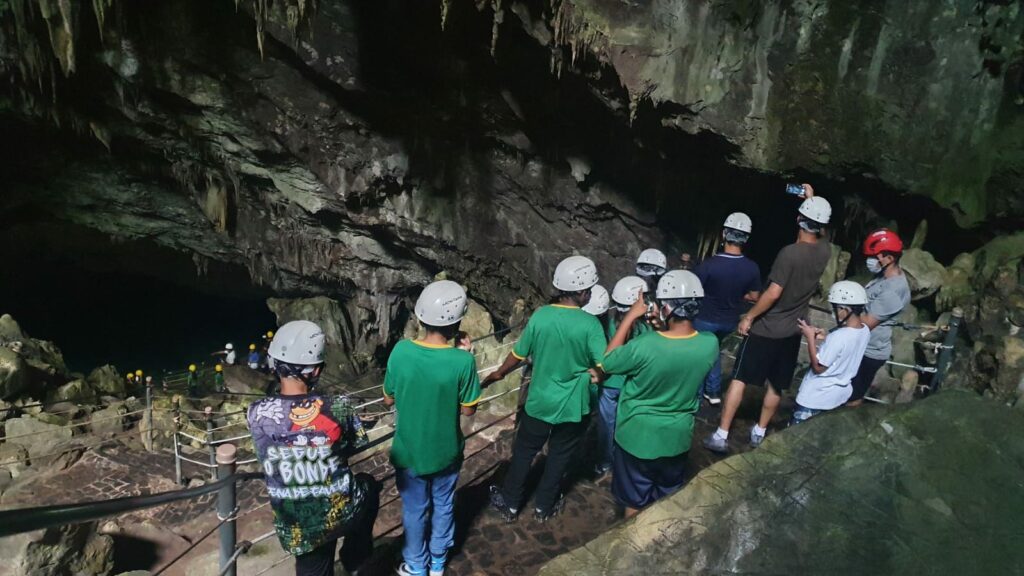 Alunos da Rede Municipal de Ensino visitam Gruta do Lago Azul