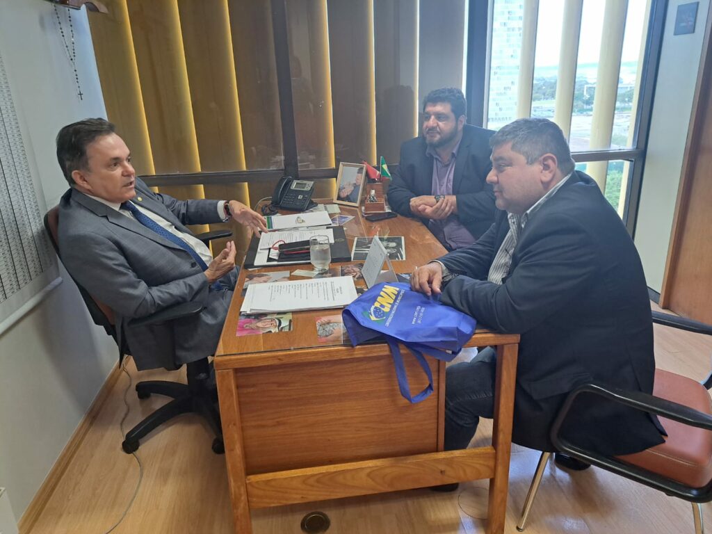 Em Brasília, prefeito garante recursos para pavimentação de bairros e reforma do CAT Em Brasília, prefeito garante recursos para pavimentação de bairros e reforma do CAT