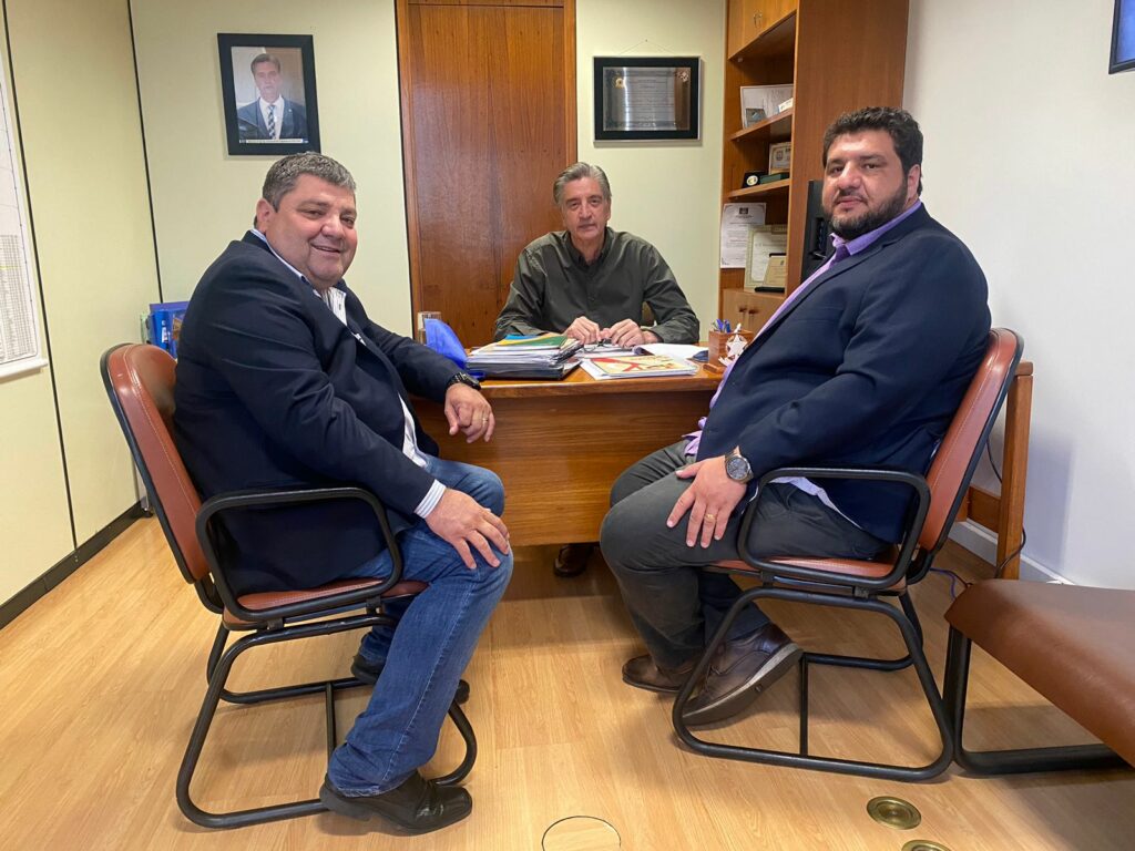 Em Brasília, prefeito garante recursos para pavimentação de bairros e reforma do CAT Em Brasília, prefeito garante recursos para pavimentação de bairros e reforma do CAT